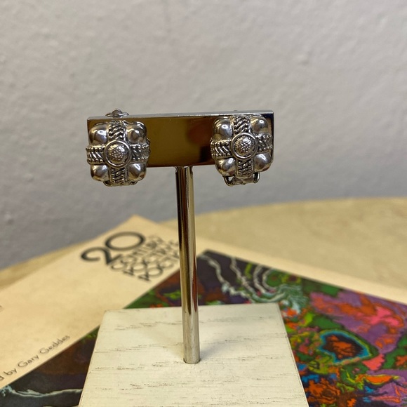 Vintage Clip-on Earrings - Picture 1 of 2